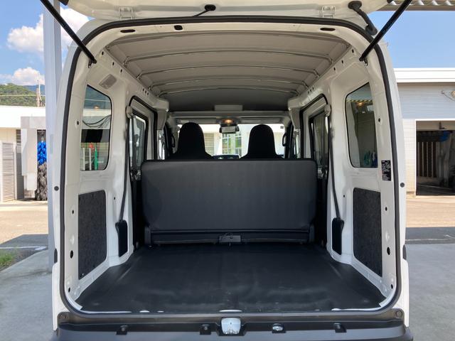 ハイゼットカーゴデラックス　４ＷＤ　ＣＶＴ　ＡＭ／ＦＭラジオデッキスマートアシスト・コーナーセンサー・３モード電子制御４ＷＤ（ＣＶＴ車）・荷室長１，９１５ｍｍ・荷室幅１，４１０ｍｍ・荷室高１，２５０ｍｍ・ハロゲンヘッドランプ・マニュアルエアコン（山梨県）の中古車