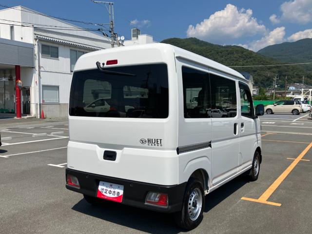 ハイゼットカーゴデラックス　４ＷＤ　ＣＶＴ　ＡＭ／ＦＭラジオデッキスマートアシスト・コーナーセンサー・３モード電子制御４ＷＤ（ＣＶＴ車）・荷室長１，９１５ｍｍ・荷室幅１，４１０ｍｍ・荷室高１，２５０ｍｍ・ハロゲンヘッドランプ・マニュアルエアコン（山梨県）の中古車