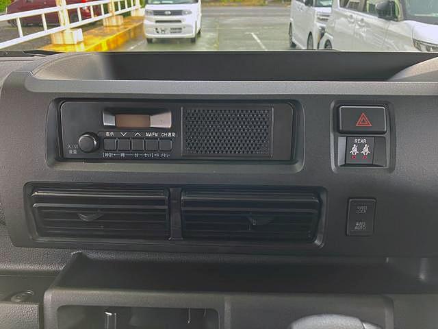 ハイゼットカーゴデラックス　４ＷＤ　ＣＶＴ　ＡＭ／ＦＭラジオデッキ装備スマートアシスト・コーナーセンサー・３モード電子制御４ＷＤ（ＣＶＴ車）・荷室長１，９１５ｍｍ・荷室幅１，４１０ｍｍ・荷室高１，２５０ｍｍ・ハロゲンヘッドランプ・マニュアルエアコン（山梨県）の中古車