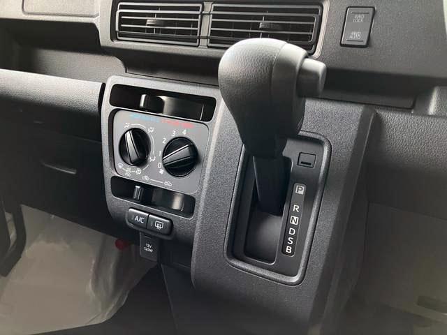 ハイゼットカーゴデラックス　４ＷＤ　ＣＶＴ　ＡＭ／ＦＭラジオデッキスマートアシスト・コーナーセンサー・３モード電子制御４ＷＤ（ＣＶＴ車）・荷室長１，９１５ｍｍ・荷室幅１，４１０ｍｍ・荷室高１，２５０ｍｍ・ハロゲンヘッドランプ・マニュアルエアコン（山梨県）の中古車