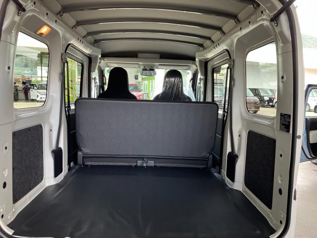ハイゼットカーゴデラックス　４ＷＤ　ＣＶＴ　ＡＭ／ＦＭラジオデッキスマートアシスト・コーナーセンサー・３モード電子制御４ＷＤ（ＣＶＴ車）・荷室長１，９１５ｍｍ・荷室幅１，４１０ｍｍ・荷室高１，２５０ｍｍ・ハロゲンヘッドランプ・マニュアルエアコン（山梨県）の中古車