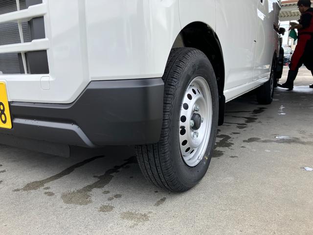 ハイゼットカーゴデラックス　４ＷＤ　ＣＶＴ　ＡＭ／ＦＭラジオデッキスマートアシスト・コーナーセンサー・３モード電子制御４ＷＤ（ＣＶＴ車）・荷室長１，９１５ｍｍ・荷室幅１，４１０ｍｍ・荷室高１，２５０ｍｍ・ハロゲンヘッドランプ・マニュアルエアコン（山梨県）の中古車