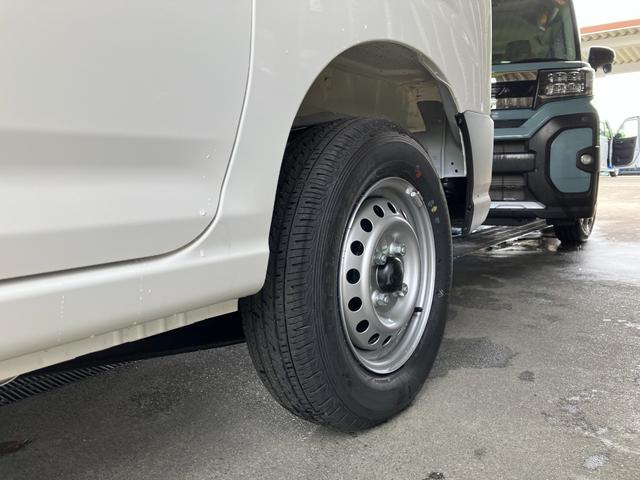 ハイゼットカーゴデラックス　４ＷＤ　ＣＶＴ　ＡＭ／ＦＭラジオデッキスマートアシスト・コーナーセンサー・３モード電子制御４ＷＤ（ＣＶＴ車）・荷室長１，９１５ｍｍ・荷室幅１，４１０ｍｍ・荷室高１，２５０ｍｍ・ハロゲンヘッドランプ・マニュアルエアコン（山梨県）の中古車
