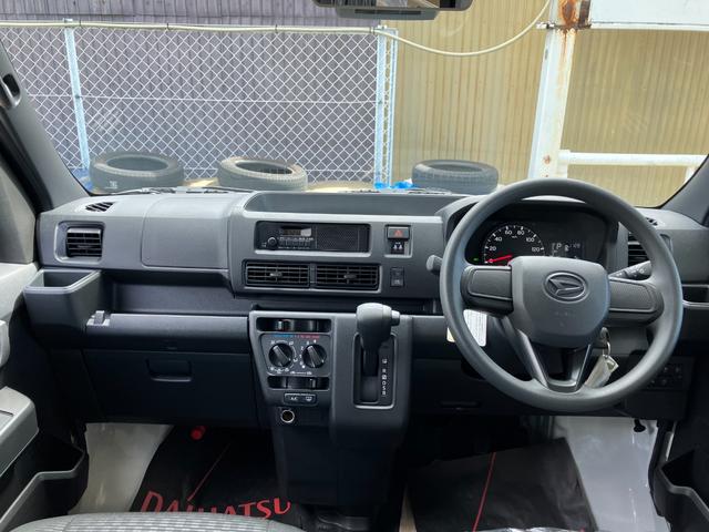ハイゼットカーゴデラックス　４ＷＤ　ＣＶＴ　ＡＭ／ＦＭラジオデッキスマートアシスト・コーナーセンサー・３モード電子制御４ＷＤ（ＣＶＴ車）・荷室長１，９１５ｍｍ・荷室幅１，４１０ｍｍ・荷室高１，２５０ｍｍ・ハロゲンヘッドランプ・マニュアルエアコン（山梨県）の中古車