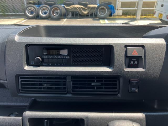 ハイゼットカーゴデラックス　４ＷＤ　ＣＶＴ　　ＡＭ／ＦＭラジオデッキスマートアシスト・コーナーセンサー・３モード電子制御４ＷＤ（ＣＶＴ車）・荷室長１，９１５ｍｍ・荷室幅１，４１０ｍｍ・荷室高１，２５０ｍｍ・ハロゲンヘッドランプ・マニュアルエアコン（山梨県）の中古車