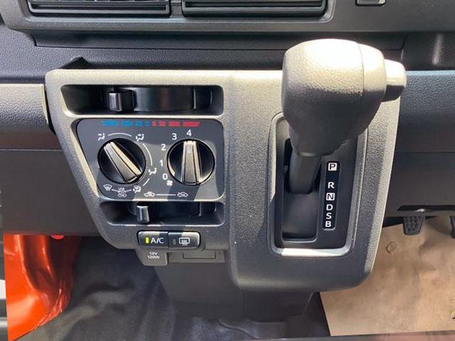 ハイゼットカーゴデラックス　４ＷＤ　ＣＶＴ　　ＡＭ／ＦＭラジオデッキスマートアシスト・コーナーセンサー・３モード電子制御４ＷＤ（ＣＶＴ車）・荷室長１，９１５ｍｍ・荷室幅１，４１０ｍｍ・荷室高１，２５０ｍｍ・ハロゲンヘッドランプ・マニュアルエアコン（山梨県）の中古車