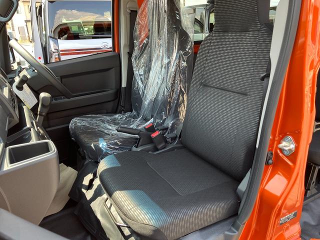 ハイゼットカーゴデラックス　４ＷＤ　ＣＶＴ　　ＡＭ／ＦＭラジオデッキスマートアシスト・コーナーセンサー・３モード電子制御４ＷＤ（ＣＶＴ車）・荷室長１，９１５ｍｍ・荷室幅１，４１０ｍｍ・荷室高１，２５０ｍｍ・ハロゲンヘッドランプ・マニュアルエアコン（山梨県）の中古車