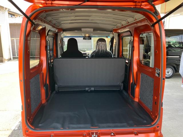 ハイゼットカーゴデラックス　４ＷＤ　ＣＶＴ　　ＡＭ／ＦＭラジオデッキスマートアシスト・コーナーセンサー・３モード電子制御４ＷＤ（ＣＶＴ車）・荷室長１，９１５ｍｍ・荷室幅１，４１０ｍｍ・荷室高１，２５０ｍｍ・ハロゲンヘッドランプ・マニュアルエアコン（山梨県）の中古車