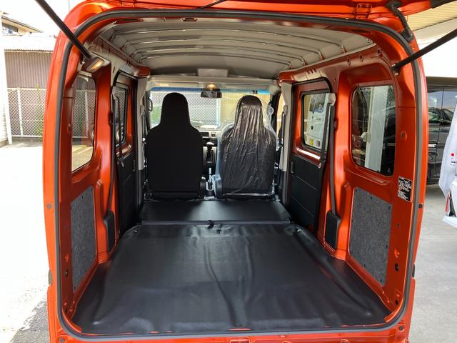 ハイゼットカーゴデラックス　４ＷＤ　ＣＶＴ　　ＡＭ／ＦＭラジオデッキスマートアシスト・コーナーセンサー・３モード電子制御４ＷＤ（ＣＶＴ車）・荷室長１，９１５ｍｍ・荷室幅１，４１０ｍｍ・荷室高１，２５０ｍｍ・ハロゲンヘッドランプ・マニュアルエアコン（山梨県）の中古車