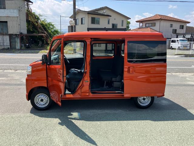 ハイゼットカーゴデラックス　４ＷＤ　ＣＶＴ　　ＡＭ／ＦＭラジオデッキスマートアシスト・コーナーセンサー・３モード電子制御４ＷＤ（ＣＶＴ車）・荷室長１，９１５ｍｍ・荷室幅１，４１０ｍｍ・荷室高１，２５０ｍｍ・ハロゲンヘッドランプ・マニュアルエアコン（山梨県）の中古車