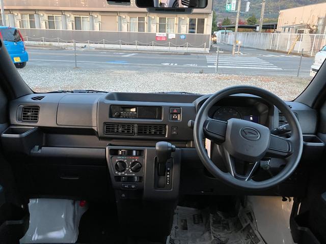 ハイゼットカーゴデラックス　４ＷＤ　ＣＶＴ　ＡＭ／ＦＭラジオデッキスマートアシスト・コーナーセンサー・３モード電子制御４ＷＤ（ＣＶＴ車）・荷室長１，９１５ｍｍ・荷室幅１，４１０ｍｍ・荷室高１，２５０ｍｍ・ハロゲンヘッドランプ・マニュアルエアコン（山梨県）の中古車