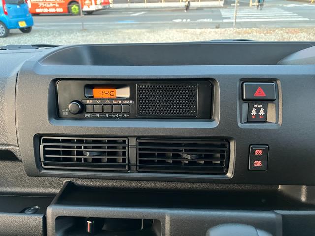 ハイゼットカーゴデラックス　４ＷＤ　ＣＶＴ　ＡＭ／ＦＭラジオデッキスマートアシスト・コーナーセンサー・３モード電子制御４ＷＤ（ＣＶＴ車）・荷室長１，９１５ｍｍ・荷室幅１，４１０ｍｍ・荷室高１，２５０ｍｍ・ハロゲンヘッドランプ・マニュアルエアコン（山梨県）の中古車