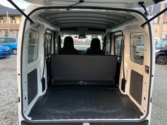 ハイゼットカーゴデラックス　４ＷＤ　ＣＶＴ　ＡＭ／ＦＭラジオデッキスマートアシスト・コーナーセンサー・３モード電子制御４ＷＤ（ＣＶＴ車）・荷室長１，９１５ｍｍ・荷室幅１，４１０ｍｍ・荷室高１，２５０ｍｍ・ハロゲンヘッドランプ・マニュアルエアコン（山梨県）の中古車