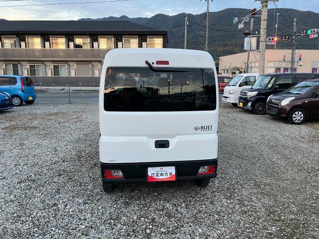 ハイゼットカーゴデラックス　４ＷＤ　ＣＶＴ　ＡＭ／ＦＭラジオデッキスマートアシスト・コーナーセンサー・３モード電子制御４ＷＤ（ＣＶＴ車）・荷室長１，９１５ｍｍ・荷室幅１，４１０ｍｍ・荷室高１，２５０ｍｍ・ハロゲンヘッドランプ・マニュアルエアコン（山梨県）の中古車