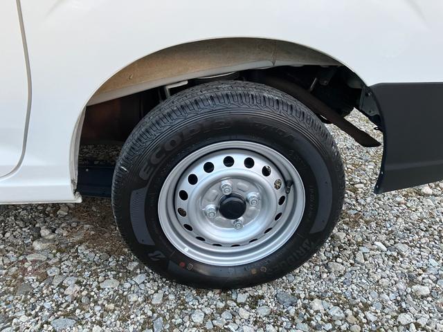 ハイゼットカーゴデラックス　４ＷＤ　ＣＶＴ　ＡＭ／ＦＭラジオデッキスマートアシスト・コーナーセンサー・３モード電子制御４ＷＤ（ＣＶＴ車）・荷室長１，９１５ｍｍ・荷室幅１，４１０ｍｍ・荷室高１，２５０ｍｍ・ハロゲンヘッドランプ・マニュアルエアコン（山梨県）の中古車