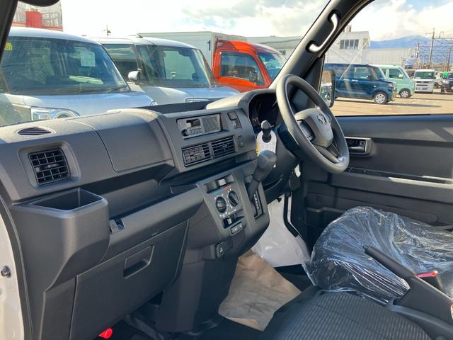 ハイゼットカーゴデラックス 4WD CVT AM/FMラジオデッキスマートアシスト・コーナーセンサー・3モード電子制御4WD(CVT車)・荷室長1,915mm・荷室幅1,410mm・荷室高1,250mm・ハロゲンヘッドランプ・マニュアルエアコン(山梨県)の中古車