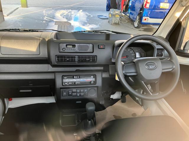 ハイゼットトラックスタンダード　４ＷＤ　ＭＴ　ＡＭ／ＦＭラジオデッキスマートアシスト・荷台フロア長２，０３０ｍｍ・荷台幅１，４１０ｍｍ・防錆鋼鈑・ハロゲンヘッドランプ・マニュアルエアコン（山梨県）の中古車