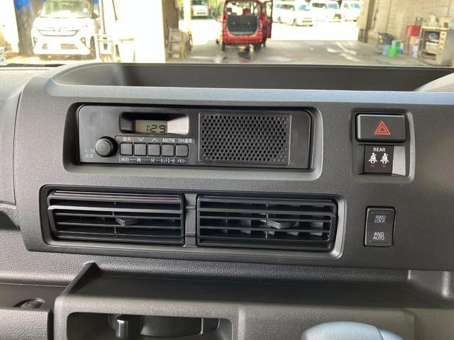 ハイゼットカーゴデラックス　４ＷＤ　ＣＶＴ　ＡＭ／ＦＭラジオデッキスマートアシスト・コーナーセンサー・３モード電子制御４ＷＤ（ＣＶＴ車）・荷室長１，９１５ｍｍ・荷室幅１，４１０ｍｍ・荷室高１，２５０ｍｍ・ハロゲンヘッドランプ・マニュアルエアコン（山梨県）の中古車