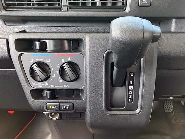 ハイゼットカーゴデラックス　４ＷＤ　ＣＶＴ　ＡＭ／ＦＭラジオデッキスマートアシスト・コーナーセンサー・３モード電子制御４ＷＤ（ＣＶＴ車）・荷室長１，９１５ｍｍ・荷室幅１，４１０ｍｍ・荷室高１，２５０ｍｍ・ハロゲンヘッドランプ・マニュアルエアコン（山梨県）の中古車