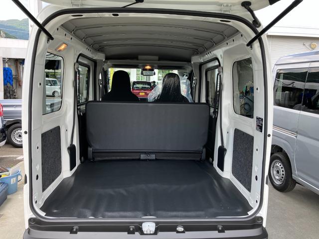 ハイゼットカーゴデラックス　４ＷＤ　ＣＶＴ　ＡＭ／ＦＭラジオデッキスマートアシスト・コーナーセンサー・３モード電子制御４ＷＤ（ＣＶＴ車）・荷室長１，９１５ｍｍ・荷室幅１，４１０ｍｍ・荷室高１，２５０ｍｍ・ハロゲンヘッドランプ・マニュアルエアコン（山梨県）の中古車