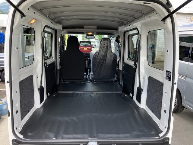 ハイゼットカーゴデラックス　４ＷＤ　ＣＶＴ　ＡＭ／ＦＭラジオデッキスマートアシスト・コーナーセンサー・３モード電子制御４ＷＤ（ＣＶＴ車）・荷室長１，９１５ｍｍ・荷室幅１，４１０ｍｍ・荷室高１，２５０ｍｍ・ハロゲンヘッドランプ・マニュアルエアコン（山梨県）の中古車