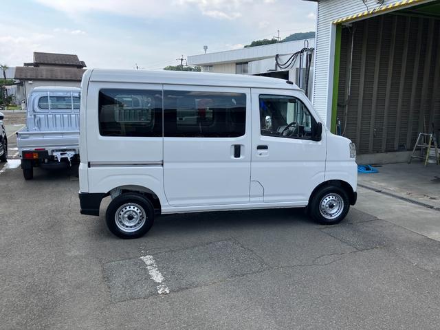 ハイゼットカーゴデラックス　４ＷＤ　ＣＶＴ　ＡＭ／ＦＭラジオデッキスマートアシスト・コーナーセンサー・３モード電子制御４ＷＤ（ＣＶＴ車）・荷室長１，９１５ｍｍ・荷室幅１，４１０ｍｍ・荷室高１，２５０ｍｍ・ハロゲンヘッドランプ・マニュアルエアコン（山梨県）の中古車