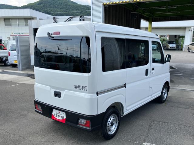 ハイゼットカーゴデラックス　４ＷＤ　ＣＶＴ　ＡＭ／ＦＭラジオデッキスマートアシスト・コーナーセンサー・３モード電子制御４ＷＤ（ＣＶＴ車）・荷室長１，９１５ｍｍ・荷室幅１，４１０ｍｍ・荷室高１，２５０ｍｍ・ハロゲンヘッドランプ・マニュアルエアコン（山梨県）の中古車