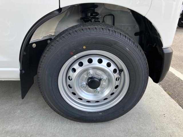 ハイゼットカーゴデラックス　４ＷＤ　ＣＶＴ　ＡＭ／ＦＭラジオデッキスマートアシスト・コーナーセンサー・３モード電子制御４ＷＤ（ＣＶＴ車）・荷室長１，９１５ｍｍ・荷室幅１，４１０ｍｍ・荷室高１，２５０ｍｍ・ハロゲンヘッドランプ・マニュアルエアコン（山梨県）の中古車