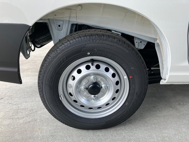 ハイゼットカーゴデラックス　４ＷＤ　ＣＶＴ　ＡＭ／ＦＭラジオデッキスマートアシスト・コーナーセンサー・３モード電子制御４ＷＤ（ＣＶＴ車）・荷室長１，９１５ｍｍ・荷室幅１，４１０ｍｍ・荷室高１，２５０ｍｍ・ハロゲンヘッドランプ・マニュアルエアコン（山梨県）の中古車