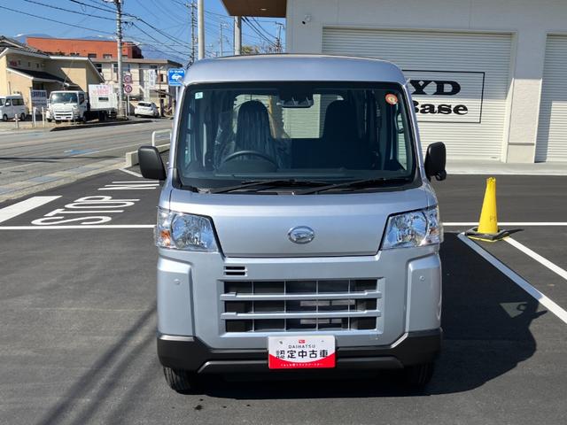 ハイゼットカーゴデラックス　４ＷＤ　ＣＶＴ　ＡＭ／ＦＭラジオデッキスマートアシスト・コーナーセンサー・３モード電子制御４ＷＤ（ＣＶＴ車）・荷室長１，９１５ｍｍ・荷室幅１，４１０ｍｍ・荷室高１，２５０ｍｍ・ハロゲンヘッドランプ・マニュアルエアコン（山梨県）の中古車