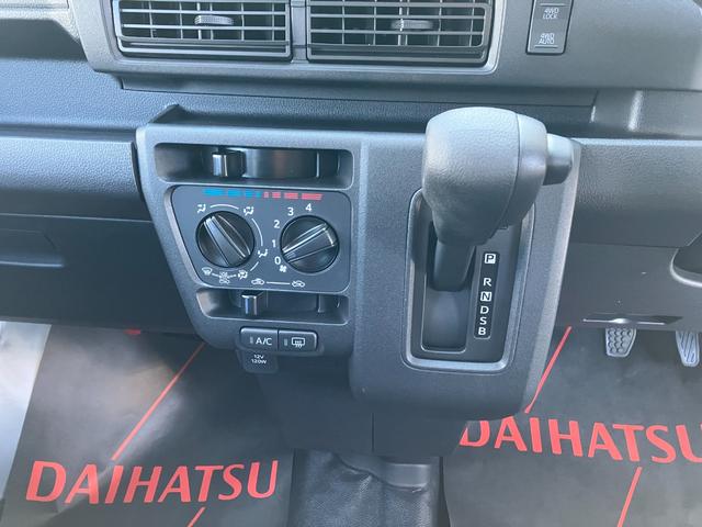 ハイゼットカーゴデラックス　４ＷＤ　ＣＶＴ　ＡＭ／ＦＭラジオデッキスマートアシスト・コーナーセンサー・３モード電子制御４ＷＤ（ＣＶＴ車）・荷室長１，９１５ｍｍ・荷室幅１，４１０ｍｍ・荷室高１，２５０ｍｍ・ハロゲンヘッドランプ・マニュアルエアコン（山梨県）の中古車