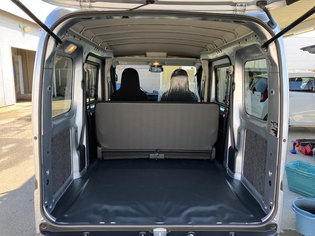 ハイゼットカーゴデラックス　４ＷＤ　ＣＶＴ　ＡＭ／ＦＭラジオデッキスマートアシスト・コーナーセンサー・３モード電子制御４ＷＤ（ＣＶＴ車）・荷室長１，９１５ｍｍ・荷室幅１，４１０ｍｍ・荷室高１，２５０ｍｍ・ハロゲンヘッドランプ・マニュアルエアコン（山梨県）の中古車