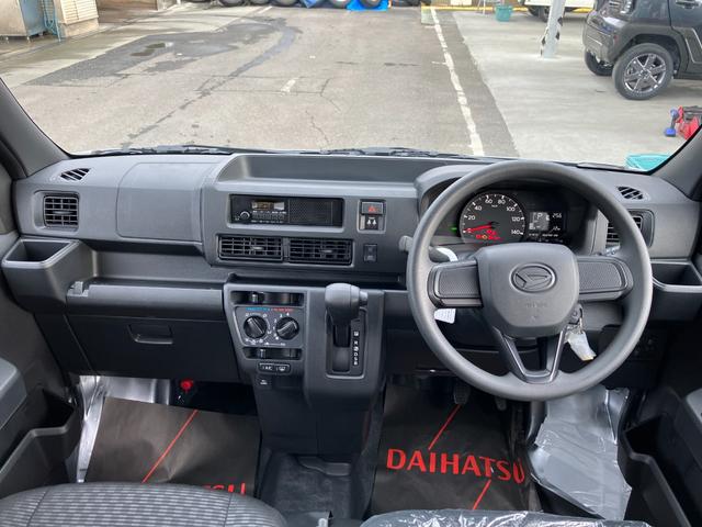 ハイゼットカーゴデラックス　４ＷＤ　ＣＶＴスマートアシスト・コーナーセンサー・３モード電子制御４ＷＤ（ＣＶＴ車）・荷室長１，９１５ｍｍ・荷室幅１，４１０ｍｍ・荷室高１，２５０ｍｍ・ハロゲンヘッドランプ・マニュアルエアコン（山梨県）の中古車