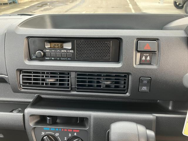 ハイゼットカーゴデラックス　４ＷＤ　ＣＶＴスマートアシスト・コーナーセンサー・３モード電子制御４ＷＤ（ＣＶＴ車）・荷室長１，９１５ｍｍ・荷室幅１，４１０ｍｍ・荷室高１，２５０ｍｍ・ハロゲンヘッドランプ・マニュアルエアコン（山梨県）の中古車