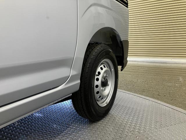 ハイゼットカーゴデラックス　４ＷＤ　ＣＶＴスマートアシスト・コーナーセンサー・３モード電子制御４ＷＤ（ＣＶＴ車）・荷室長１，９１５ｍｍ・荷室幅１，４１０ｍｍ・荷室高１，２５０ｍｍ・ハロゲンヘッドランプ・マニュアルエアコン（山梨県）の中古車