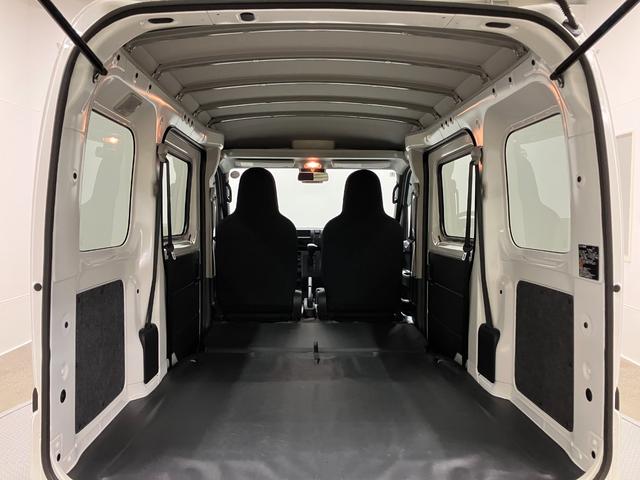 ハイゼットカーゴデラックス　４ＷＤ　ＣＶＴスマートアシスト・コーナーセンサー・３モード電子制御４ＷＤ（ＣＶＴ車）・荷室長１，９１５ｍｍ・荷室幅１，４１０ｍｍ・荷室高１，２５０ｍｍ・ハロゲンヘッドランプ・マニュアルエアコン（山梨県）の中古車