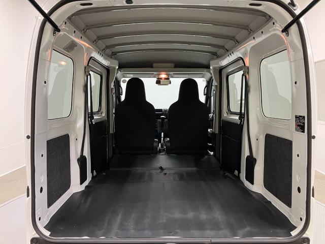 ハイゼットカーゴデラックス　４ＷＤ　ＣＶＴスマートアシスト・コーナーセンサー・３モード電子制御４ＷＤ（ＣＶＴ車）・荷室長１，９１５ｍｍ・荷室幅１，４１０ｍｍ・荷室高１，２５０ｍｍ・ハロゲンヘッドランプ・マニュアルエアコン（山梨県）の中古車