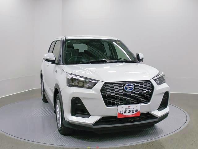 ロッキーX HEV 純正ナビ パノラマモニター 前後ドラレコスマートアシスト・コーナーセンサー・ハイブリッド専用17インチアルミ・LEDヘッドランプ・(自動消灯システム)・シーケンシャルターンランプ・オートエアコン・運転席助手席シートヒーター(山梨県)の中古車