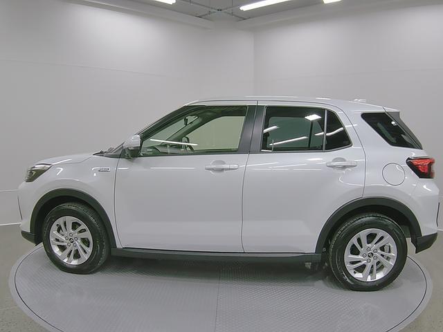 ロッキーX HEV 純正ナビ パノラマモニター 前後ドラレコスマートアシスト・コーナーセンサー・ハイブリッド専用17インチアルミ・LEDヘッドランプ・(自動消灯システム)・シーケンシャルターンランプ・オートエアコン・運転席助手席シートヒーター(山梨県)の中古車