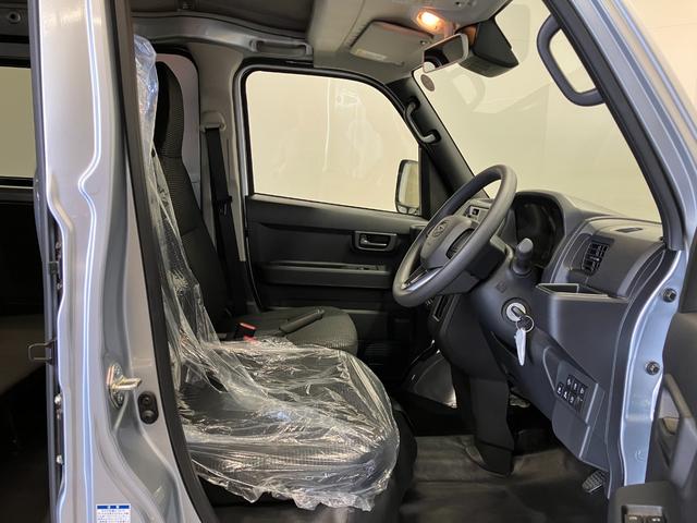 ハイゼットカーゴデラックス　４ＷＤ　ＣＶＴ　　ＡＭ／ＦＭラジオデッキスマートアシスト・コーナーセンサー・３モード電子制御４ＷＤ（ＣＶＴ車）・荷室長１，９１５ｍｍ・荷室幅１，４１０ｍｍ・荷室高１，２５０ｍｍ・ハロゲンヘッドランプ・マニュアルエアコン（山梨県）の中古車