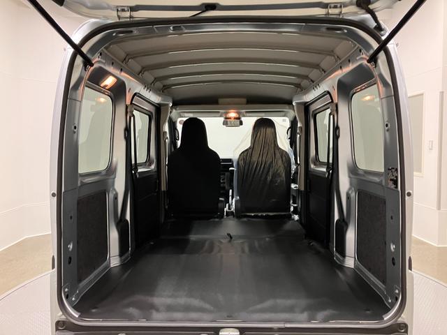 ハイゼットカーゴデラックス　４ＷＤ　ＣＶＴ　ＡＭ／ＦＭラジオデッキスマートアシスト・コーナーセンサー・３モード電子制御４ＷＤ（ＣＶＴ車）・荷室長１，９１５ｍｍ・荷室幅１，４１０ｍｍ・荷室高１，２５０ｍｍ・ハロゲンヘッドランプ・マニュアルエアコン（山梨県）の中古車