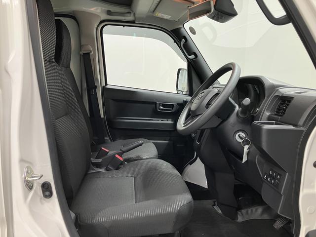 ハイゼットカーゴデラックス　４ＷＤ　ＣＶＴ　ＡＭ／ＦＭラジオデッキスマートアシスト・コーナーセンサー・３モード電子制御４ＷＤ（ＣＶＴ車）・荷室長１，９１５ｍｍ・荷室幅１，４１０ｍｍ・荷室高１，２５０ｍｍ・ハロゲンヘッドランプ・マニュアルエアコン（山梨県）の中古車