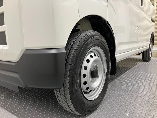 ハイゼットカーゴデラックス　４ＷＤ　ＣＶＴ　ＡＭ／ＦＭラジオデッキスマートアシスト・コーナーセンサー・３モード電子制御４ＷＤ（ＣＶＴ車）・荷室長１，９１５ｍｍ・荷室幅１，４１０ｍｍ・荷室高１，２５０ｍｍ・ハロゲンヘッドランプ・マニュアルエアコン（山梨県）の中古車