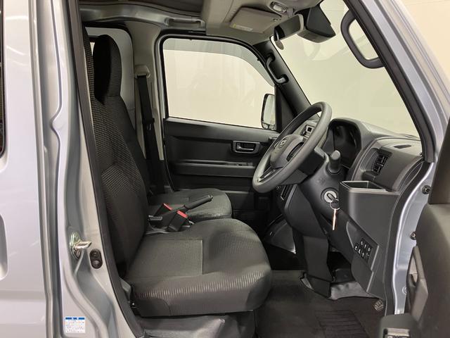 ハイゼットカーゴデラックス　４ＷＤ　ＣＶＴ　ＡＭ／ＦＭラジオデッキスマートアシスト・コーナーセンサー・３モード電子制御４ＷＤ（ＣＶＴ車）・荷室長１，９１５ｍｍ・荷室幅１，４１０ｍｍ・荷室高１，２５０ｍｍ・ハロゲンヘッドランプ・マニュアルエアコン（山梨県）の中古車