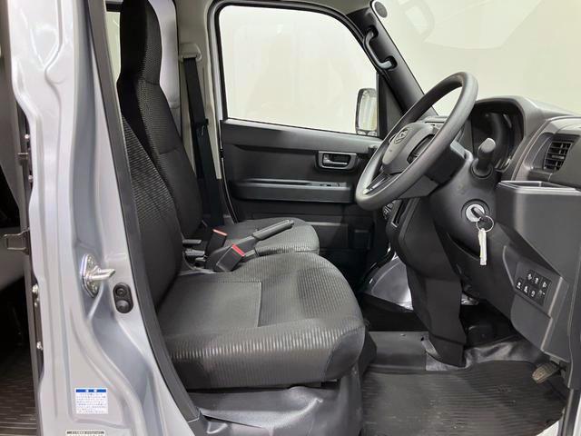 ハイゼットカーゴデラックス　４ＷＤ　ＣＶＴスマートアシスト・コーナーセンサー・３モード電子制御４ＷＤ（ＣＶＴ車）・荷室長１，９１５ｍｍ・荷室幅１，４１０ｍｍ・荷室高１，２５０ｍｍ・ハロゲンヘッドランプ・マニュアルエアコン（山梨県）の中古車