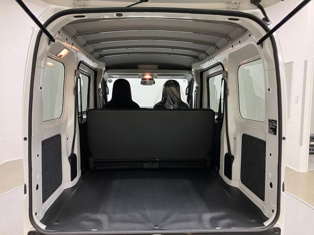 ハイゼットカーゴデラックス　４ＷＤ　ＣＶＴ　ＡＭ／ＦＭラジオデッキスマートアシスト・コーナーセンサー・３モード電子制御４ＷＤ（ＣＶＴ車）・荷室長１，９１５ｍｍ・荷室幅１，４１０ｍｍ・荷室高１，２５０ｍｍ・ハロゲンヘッドランプ・マニュアルエアコン（山梨県）の中古車