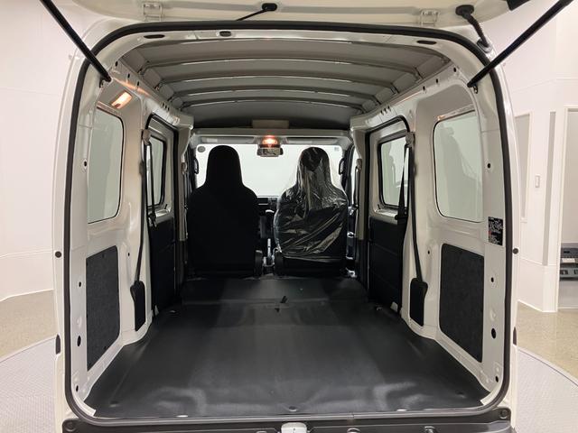 ハイゼットカーゴデラックス　４ＷＤ　ＣＶＴ　ＡＭ／ＦＭラジオデッキスマートアシスト・コーナーセンサー・３モード電子制御４ＷＤ（ＣＶＴ車）・荷室長１，９１５ｍｍ・荷室幅１，４１０ｍｍ・荷室高１，２５０ｍｍ・ハロゲンヘッドランプ・マニュアルエアコン（山梨県）の中古車