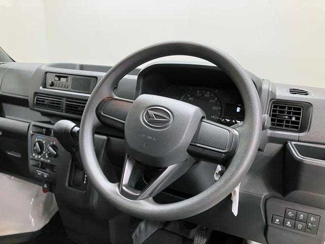 ハイゼットカーゴデラックス　４ＷＤ　ＣＶＴスマートアシスト・コーナーセンサー・３モード電子制御４ＷＤ（ＣＶＴ車）・荷室長１，９１５ｍｍ・荷室幅１，４１０ｍｍ・荷室高１，２５０ｍｍ・ハロゲンヘッドランプ・マニュアルエアコン（山梨県）の中古車