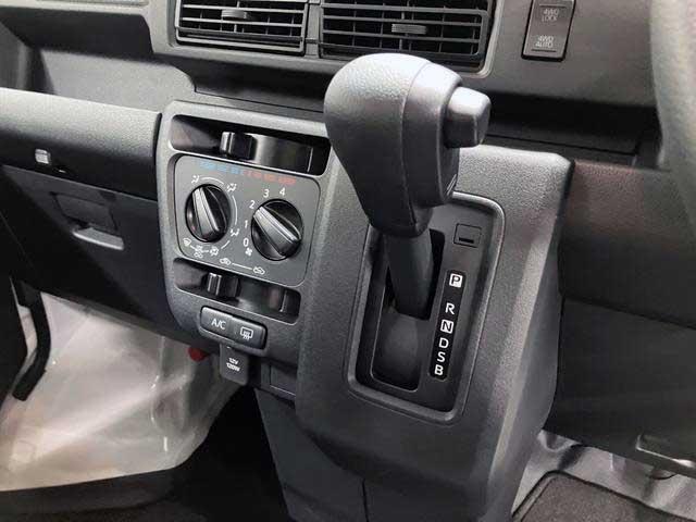ハイゼットカーゴデラックス　４ＷＤ　ＣＶＴスマートアシスト・コーナーセンサー・３モード電子制御４ＷＤ（ＣＶＴ車）・荷室長１，９１５ｍｍ・荷室幅１，４１０ｍｍ・荷室高１，２５０ｍｍ・ハロゲンヘッドランプ・マニュアルエアコン（山梨県）の中古車