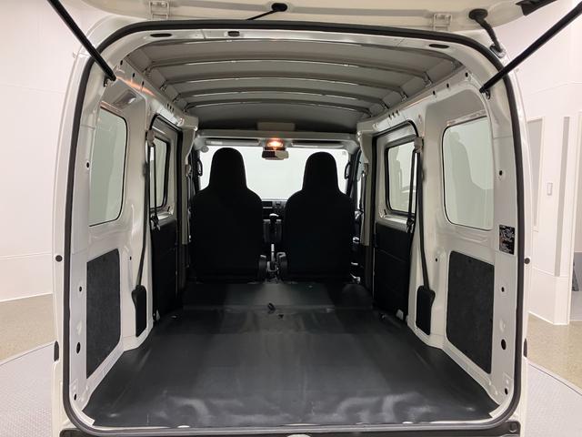ハイゼットカーゴデラックス　４ＷＤ　ＣＶＴスマートアシスト・コーナーセンサー・３モード電子制御４ＷＤ（ＣＶＴ車）・荷室長１，９１５ｍｍ・荷室幅１，４１０ｍｍ・荷室高１，２５０ｍｍ・ハロゲンヘッドランプ・マニュアルエアコン（山梨県）の中古車